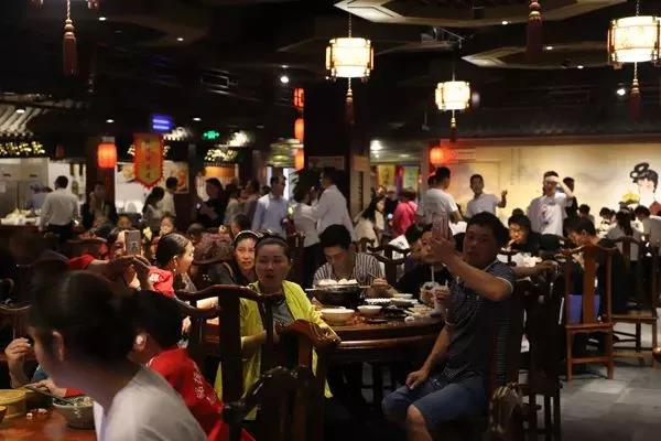 震驚！98個檔口的皇宮竟然輕松招架每日百萬人流量？