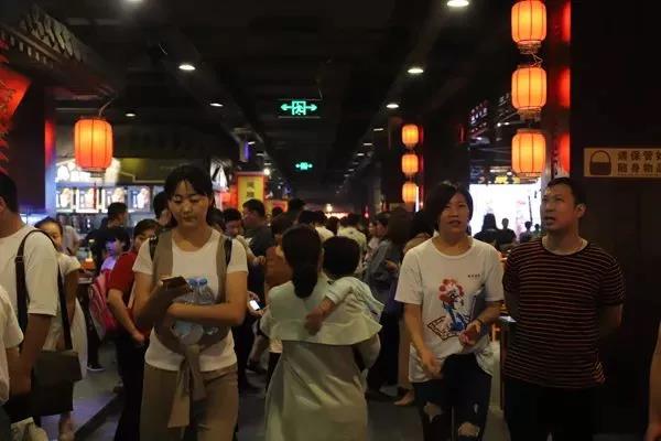 震驚！98個檔口的皇宮竟然輕松招架每日百萬人流量？
