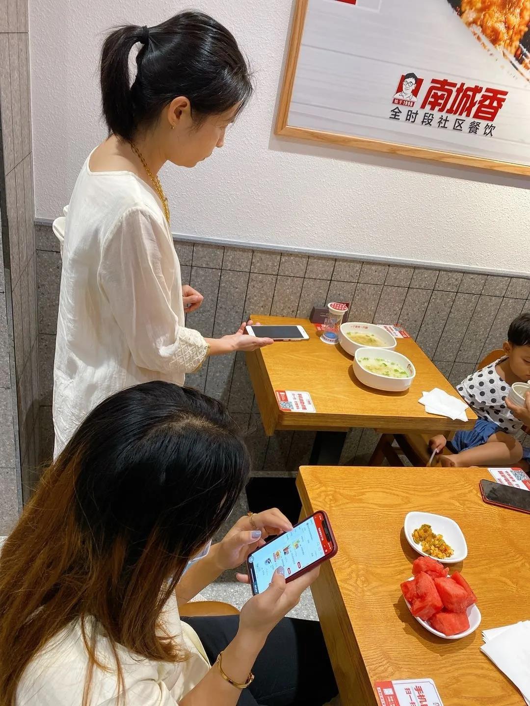 月均掃碼點餐達30萬筆，外賣量達200萬單，22年的南城香到底火在哪？