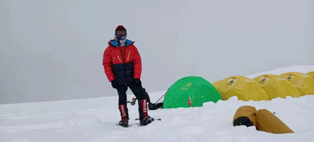 科脈股東經(jīng)銷商王強(qiáng)攀登7509米慕士塔格雪山