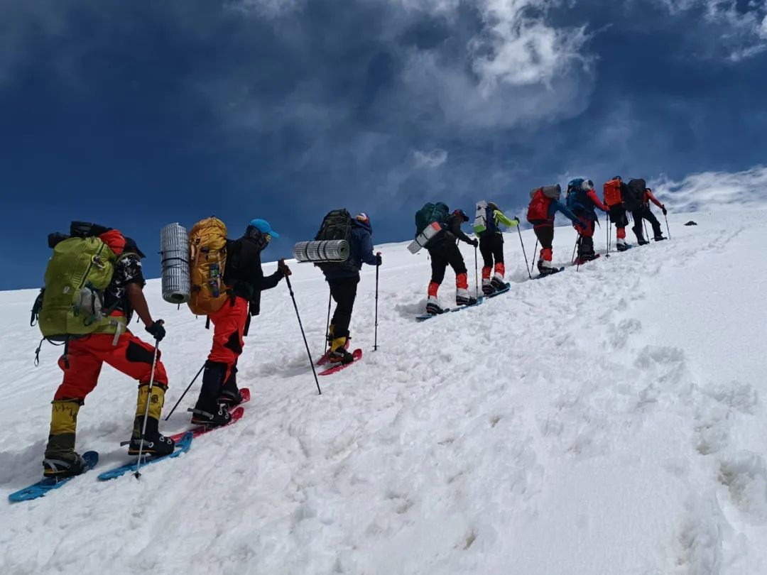 科脈股東經(jīng)銷商王強(qiáng)攀登7509米慕士塔格雪山