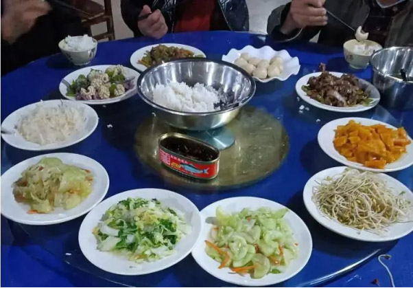 90后小伙旅游吃團(tuán)餐，看到飯菜后直言想回家！