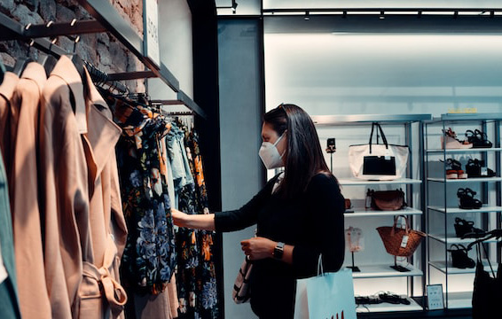 服裝店應(yīng)該如何促銷？打折還是贈品？